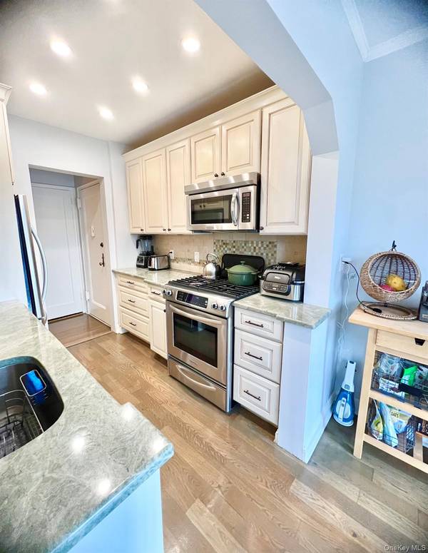 104 S Village AVE #1H, Rockville Centre, NY 11570