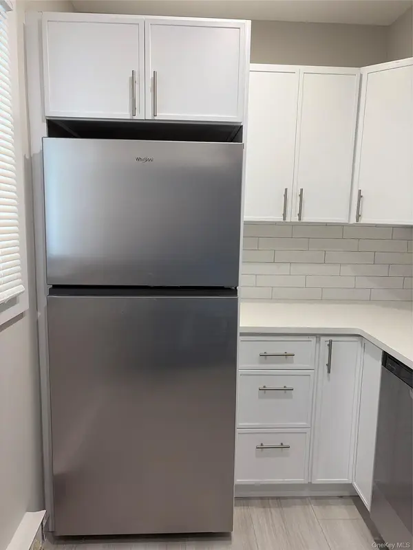 99-105 W Hoffman AVE #Apt B, Lindenhurst, NY 11757