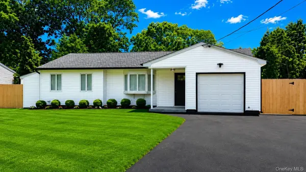 16 Adobe DR, Shirley, NY 11967