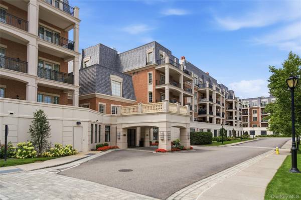 3000 Royal CT #3206, North Hills, NY 11040