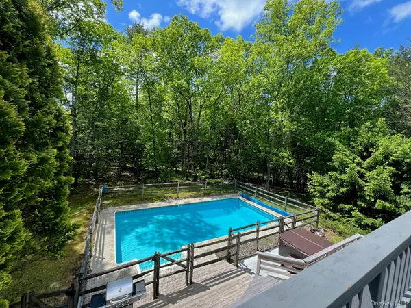 9 Munchkin LN, Woodstock, NY 12401