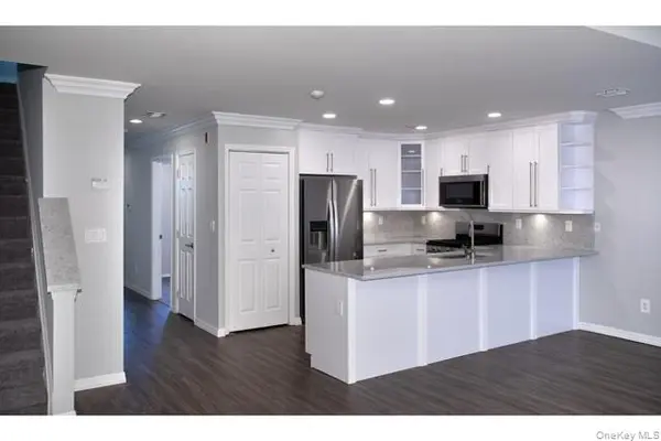 67 Overlook DR #67, Farmingville, NY 11738