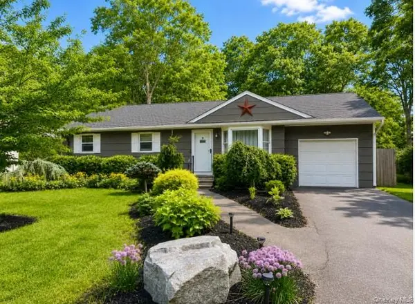 32 Robinson AVE, Medford, NY 11763
