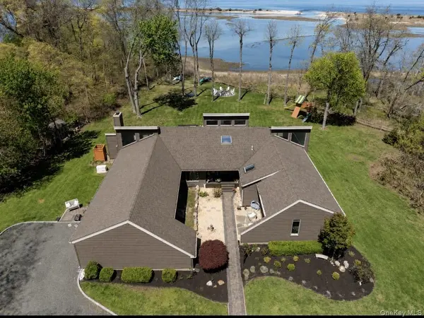 12 Flax Pond Woods RD, East Setauket, NY 11733