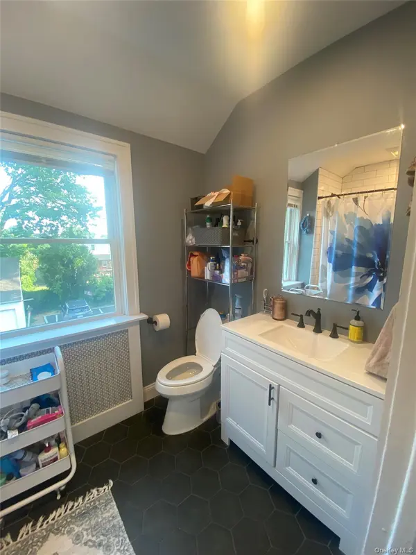 102 Conklin ST, Farmingdale, NY 11735