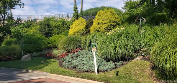 192 Heron LN, Manhasset, NY 11030