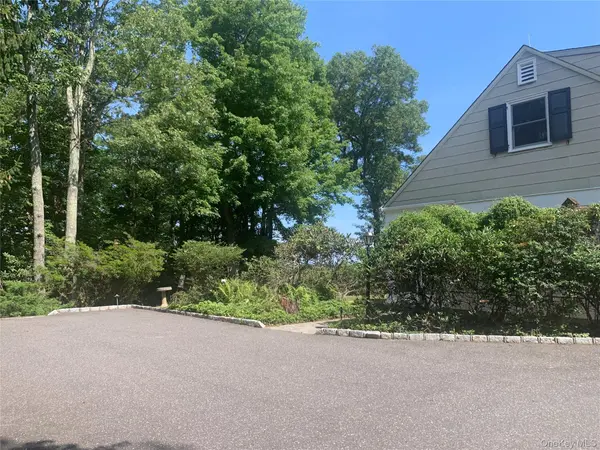 105 Laurel LN, Port Jefferson, NY 11777