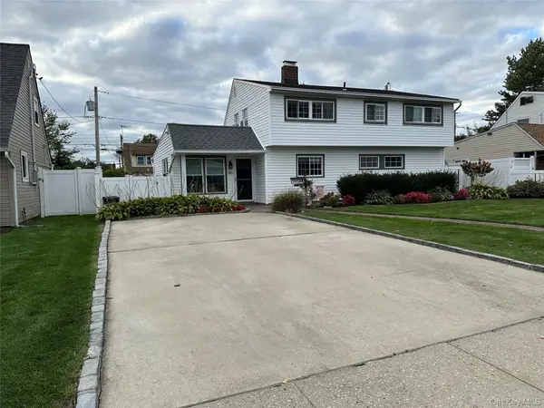 86 Shepherd LN, Levittown, NY 11756