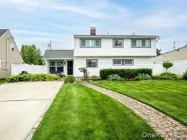 86 Shepherd LN, Levittown, NY 11756