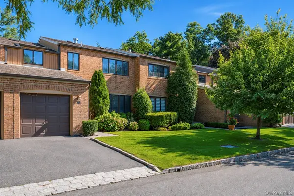 95 Windsor Gate DR, New Hyde Park, NY 11040
