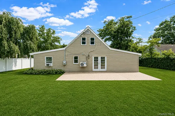 219 Sunflower LN, Islandia, NY 11749