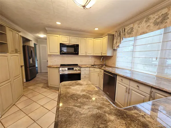 104 Choir LN, Westbury, NY 11590