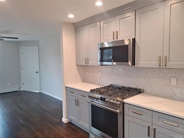 16 Cedar DR #1st Fl, Farmingdale, NY 11735