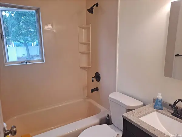 16 Cedar DR #1st Fl, Farmingdale, NY 11735