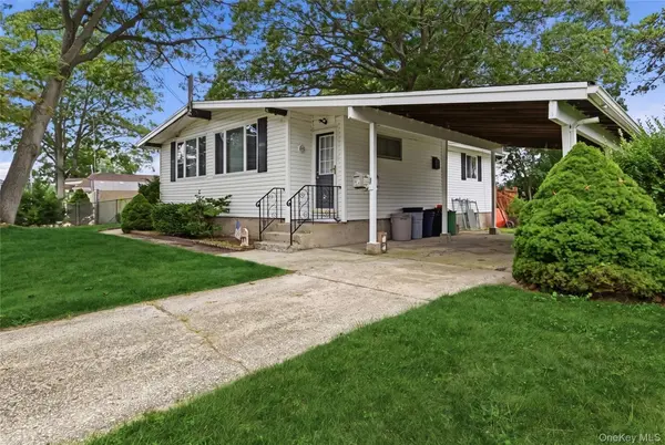 90 Samuel ST, Lake Ronkonkoma, NY 11779