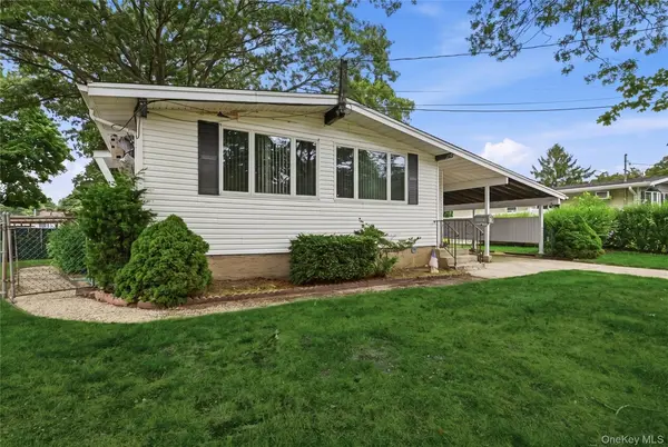 90 Samuel ST, Lake Ronkonkoma, NY 11779
