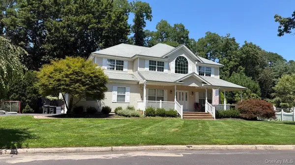23 Flagpole LN, East Setauket, NY 11733