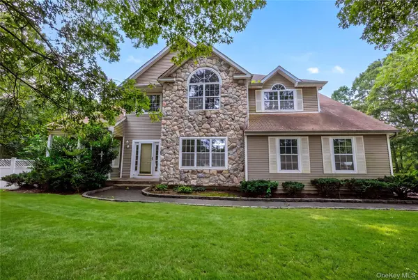 16 Jacobsen CT, Medford, NY 11763