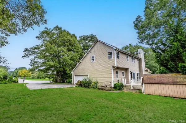 16 Jacobsen CT, Medford, NY 11763