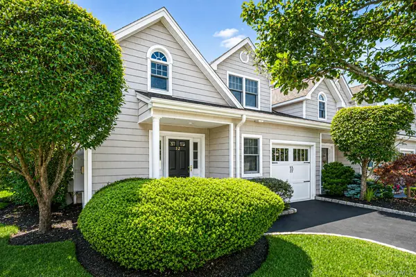 32 Coral LN, Sayville, NY 11782
