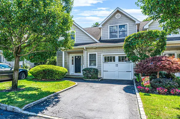 32 Coral LN, Sayville, NY 11782