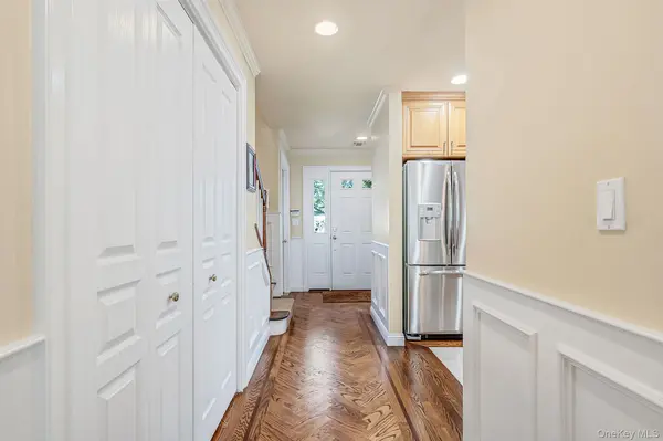 32 Coral LN, Sayville, NY 11782