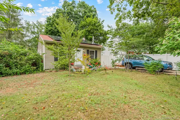55 Inwood AVE, Selden, NY 11784