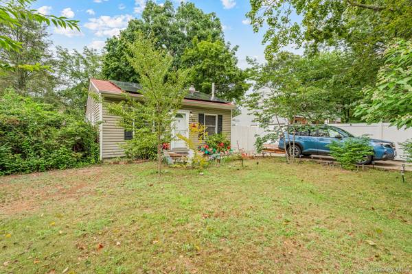 55 Inwood AVE, Selden, NY 11784