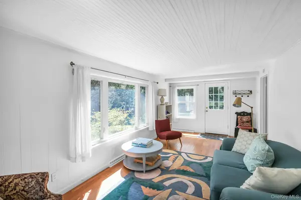 69 Squiretown RD, Hampton Bays, NY 11946
