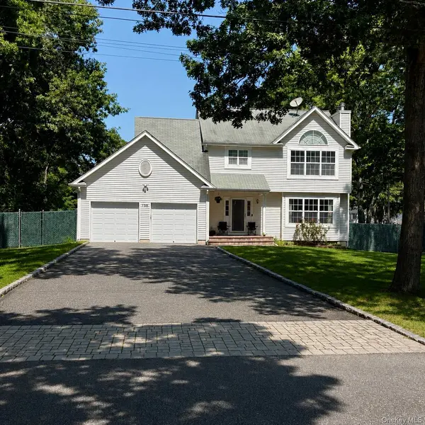 109 Crestwood DR, Shirley, NY 11967