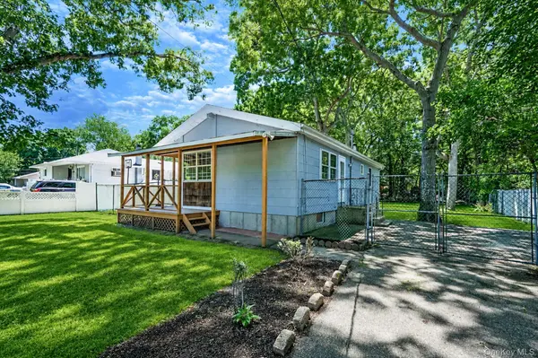66 Norfleet LN, Coram, NY 11727