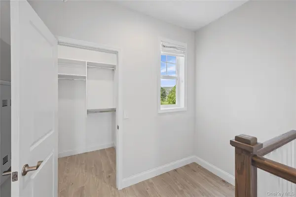 6 Grace Hall LN, Yaphank, NY 11980