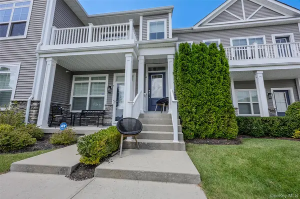 6 Grace Hall LN, Yaphank, NY 11980