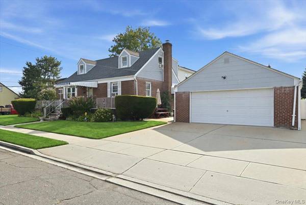 81 Franklin ST, Elmont, NY 11003