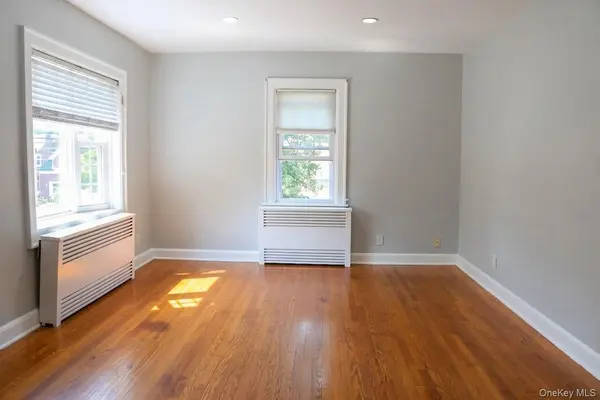 8 Washington PL, White Plains, NY 10603
