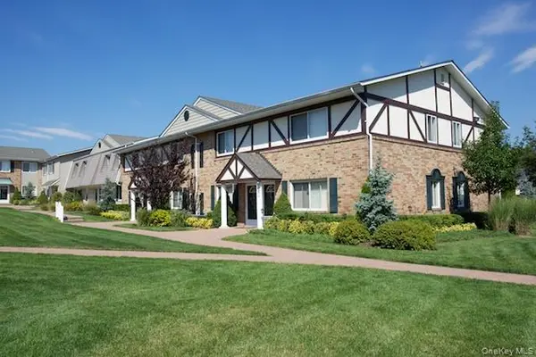 87 Moonlight WALK #87, Holbrook, NY 11741