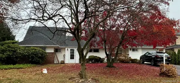 14 Peachtree LN, Roslyn, NY 11576