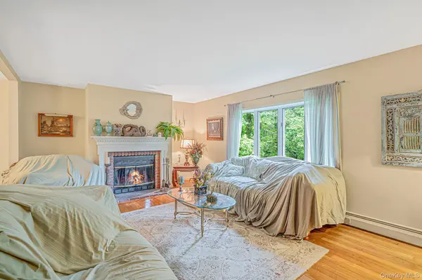 107 W Farm DR, Melville, NY 11747