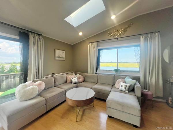 1 Anchorage Way #702, Freeport, NY 11520