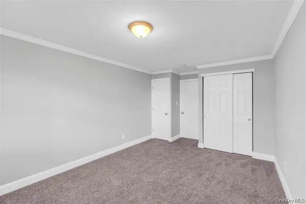 99 Newbrook Lane #99, Bay Shore, NY 11706