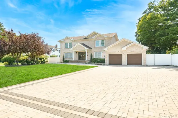20 Mc Cue LN, Babylon, NY 11702