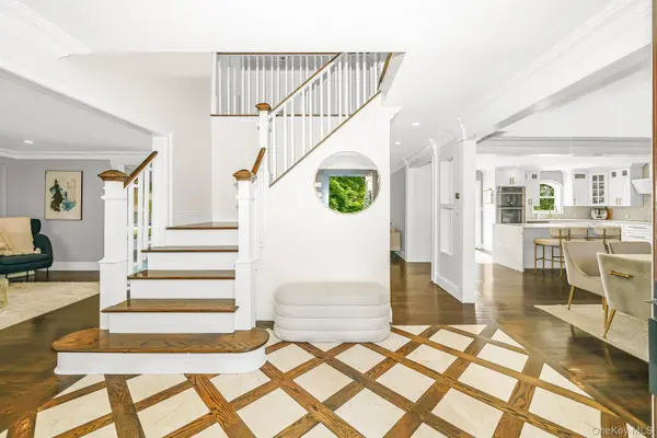 20 Mc Cue LN, Babylon, NY 11702
