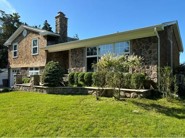 8 Bay RD, East Patchogue, NY 11772