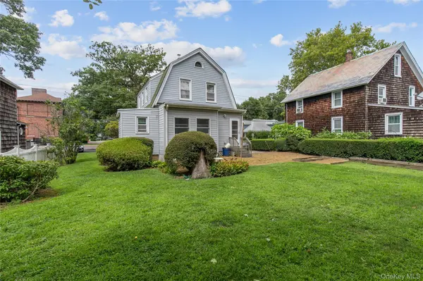 48 Saint Marks PL, Roslyn Heights, NY 11577