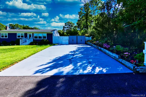 14 Kathy ST, Hampton Bays, NY 11946