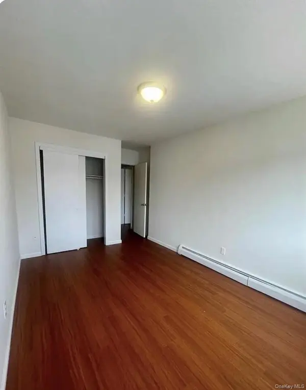 71-28 66th RD, Middle Village, NY 11379