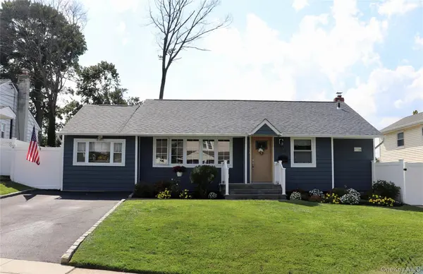 31 Prestwick TER, Glen Cove, NY 11542