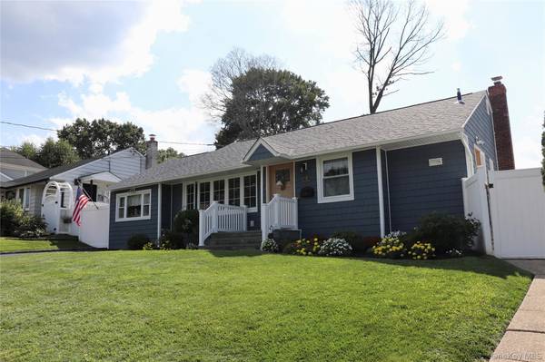 31 Prestwick TER, Glen Cove, NY 11542