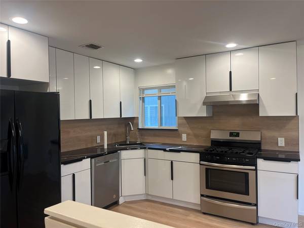 24 Kirkwood RD #A, Port Washington, NY 11050