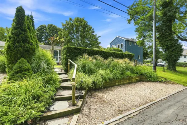 400 Orchard ST, New Suffolk, NY 11956